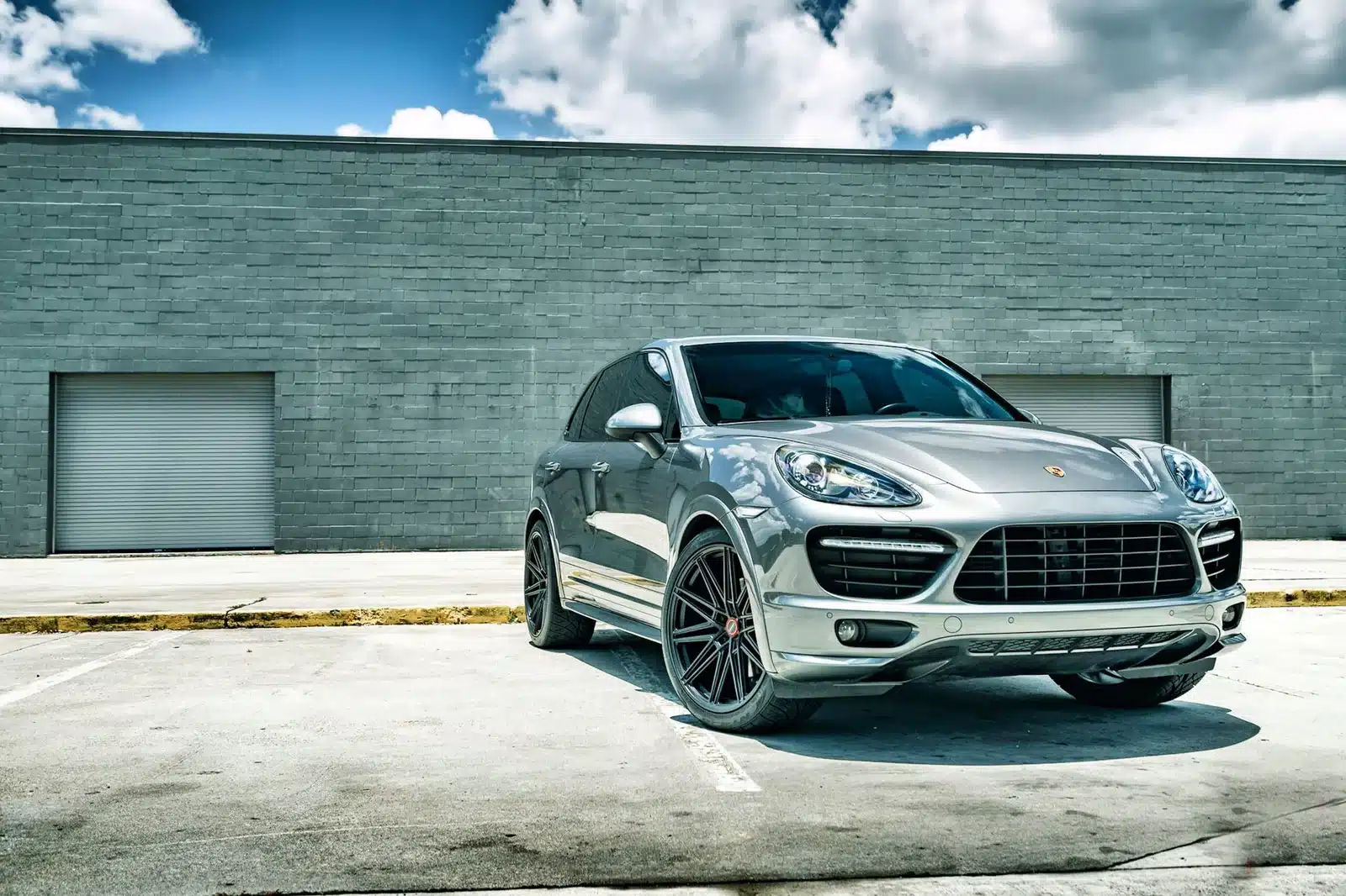 La Porsche Cayenne Turbo E-Hybrid è estrema in ogni modo
